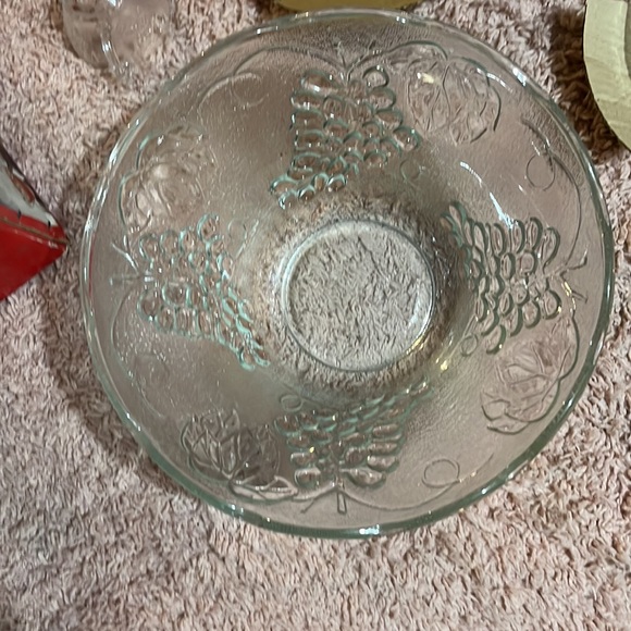 Vintage punch bowls and 12 tea cup style glasses - Picture 2 of 5